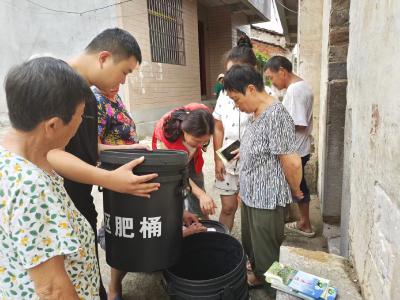高桥镇白岩泉村：志愿者“敲门送桶” 让垃圾分类染上“乡土色”