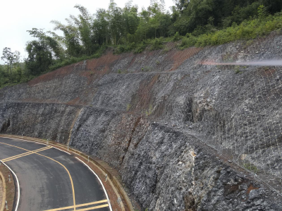 “人防+技防”显效！咸安公路“天空之眼”雨后高空巡查筑牢安全防线