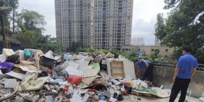 深夜偷倒建筑垃圾？咸安城管迅速查处严罚当事人 
