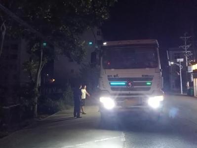 咸安城管及时拦停“失胎”货车