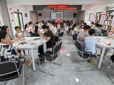 永安街道南山社区：巧手绘七夕 团扇传新风