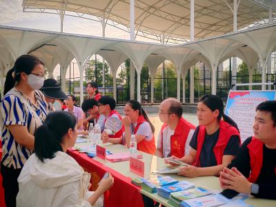 区人社局开展政务服务进社区活动