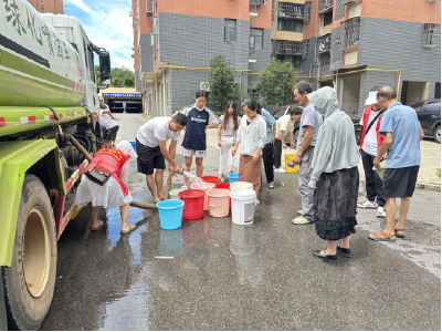 温泉街道学府社区：多方联动解水困 送水到家暖民心