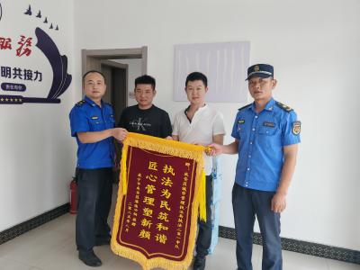 油烟治理解烦恼 商户点赞送锦旗