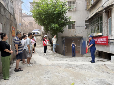 温泉街道岔路口社区：​消防知识牢记心 逃生演练护安全