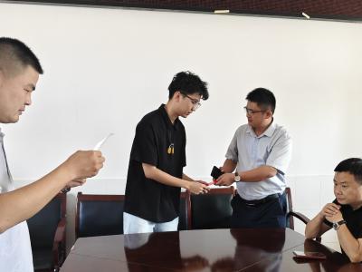 向阳湖镇：爱心企业奖学子 崇文重教促新风