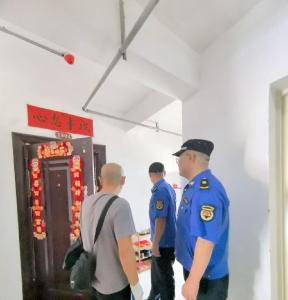 咸安城管联合社区集中清理楼道杂物 畅通“生命通道”