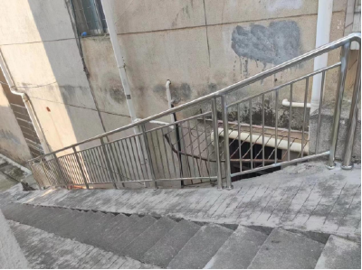 温泉街道岔路口社区：加装安全扶手 暖心实事连民心  