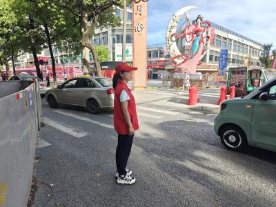 施工方参与交通值守 志愿者劝导彰显担当