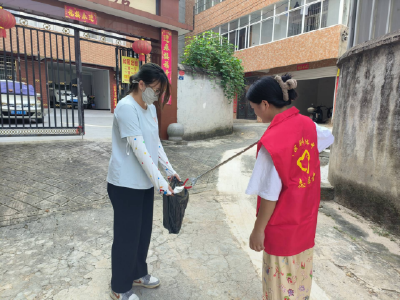 温泉街道白茶社区携手包保单位开展环境整治志愿服务活动