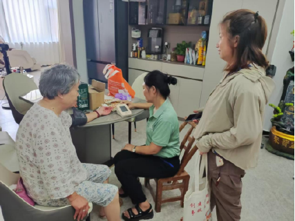 温泉街道花坛社区：送医上门暖夕阳 筑牢健康屏障  