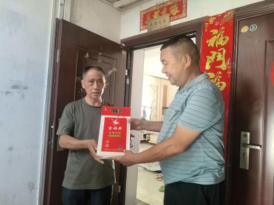 爱心筑梦暖老兵 真情聚力传温情
