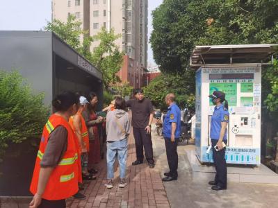 咸安区城管联合物业进小区 开展垃圾分类宣传活动