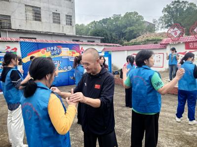邻里共练八段锦 解锁养生新方式