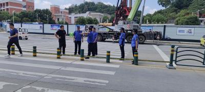 咸安城管：多部门协同破解天桥施工期间通行难题