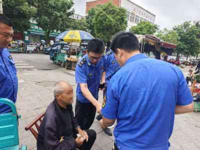 温情守护“城管蓝” 八旬迷路老人暖心归家