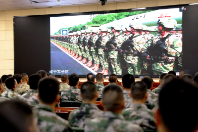 咸安社会各界干部群众集中收看阅兵式直播 传承弘扬抗战精神