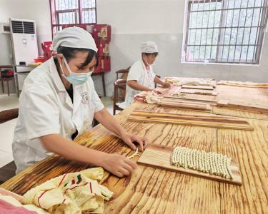 百年麻花香飘新厂，63户村民当股东共“搓”致富路
