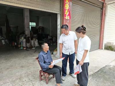 高桥镇：上门办年审 服务暖“兵”心