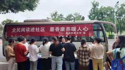 咸安：“墨香颐养”活动走进社区 书香与健康伴老人度金秋