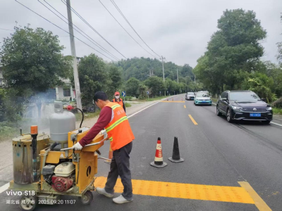咸安路域环境整治见实效 公路“颜值”与“品质”双重提升