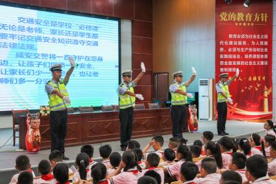 组图：开学首课学交规 咸安交警护童行