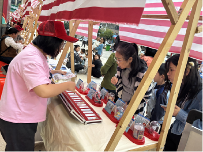温泉街道岔路口社区：创意嘉年华庆双节 惠民服务暖邻里