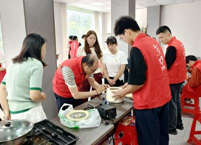 浮山街道甫兴社区：家电维修进社区 志愿服务暖民心