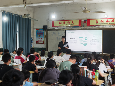 汀泗桥镇：多方联动进校园 法治护航青春路