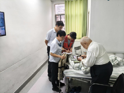 温泉街道万年路社区：病床前办高龄补贴 暖心服务解民忧