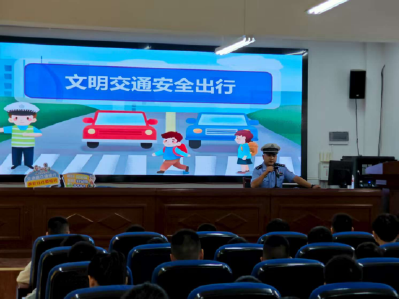 何功伟中学：交警进校园，讲好“开学第一课”！