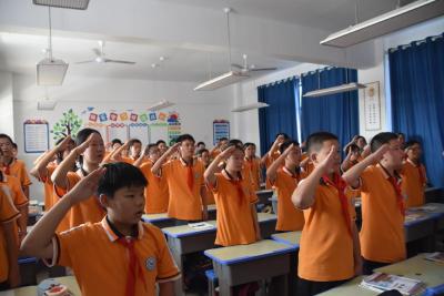 官埠中学：师生观阅兵 厚植爱国情