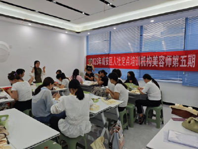 万年路社区：美妆课堂进社区 解锁就业新“姿”态