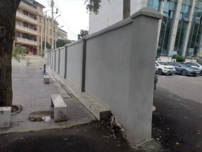 区城管执法局拆除隐患围墙 畅通道路视野获市民好评