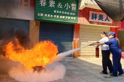 ​南大街社区联合消防队员为商户送上“安全锦囊”