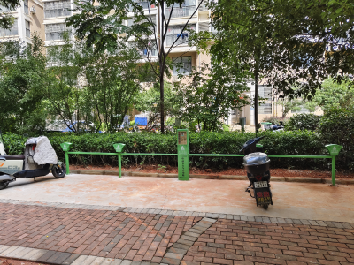 凤凰社区：多方合力破难题 充电棚落地暖民心
