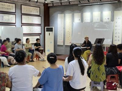 银发学堂点亮“家门口”的精彩晚年
