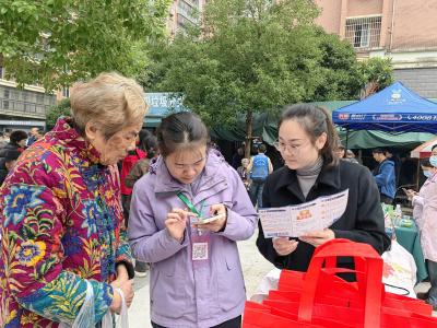 重阳暖邻 情满小区