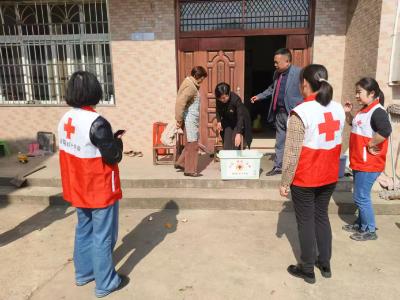 汀泗桥镇古塘村:红十字走访暖桑榆 村“两委”帮扶显真情