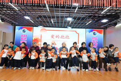 重阳敬老情意浓 孝心童心暖金秋