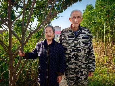 区融媒体中心：志愿服务进乡村 暖心照片定格幸福晚年