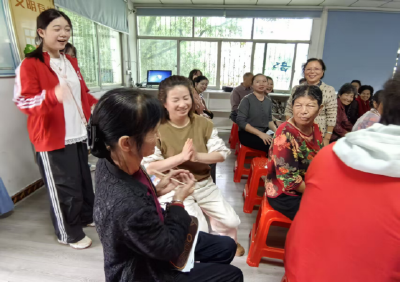 温泉街道花坛社区：青春助力夕阳红 邻里欢聚暖金秋  