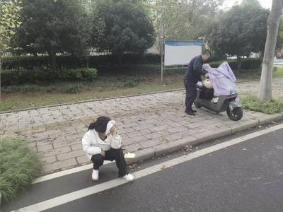 咸安城管队员路遇群众受伤 迅速行动开展紧急救助