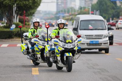 组图：咸安交警全力护航“双节”出行安全