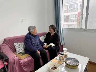 情暖重阳送关怀 区委老干部局走访慰问离休干部与风范长者