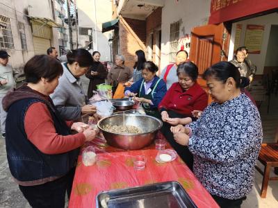 凤凰社区：邻里携手包饺子 敬老爱老暖金秋  
