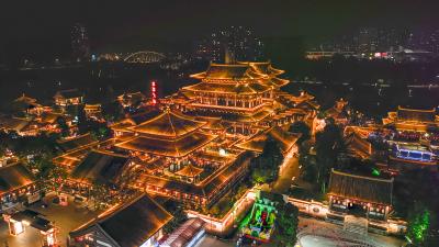 组图：国庆中秋龙潭游，灯火璀璨映佳节