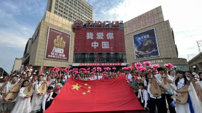 咸宁万达上演“快闪”盛宴 市民共抒爱国情
