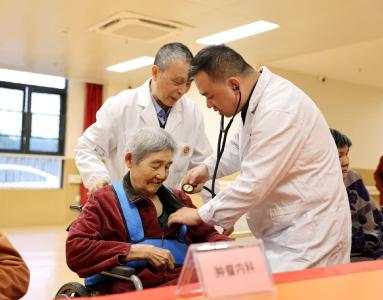 武汉大学中南医院咸宁医院：多科室专家联合巡诊 守护养老机构老人健康
