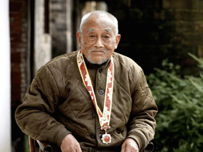 若年轻，仍当兵 ——记战斗英雄镇万明